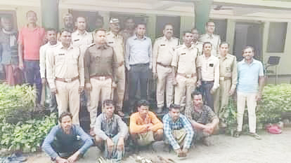 शिकार के लिए खूंटी फंसाते 5 आरोपियों को वन विभाग ने पकड़ा शिकार के लिए खूंटी फंसाते 5 आरोपियों को वन विभाग ने पकड़ा