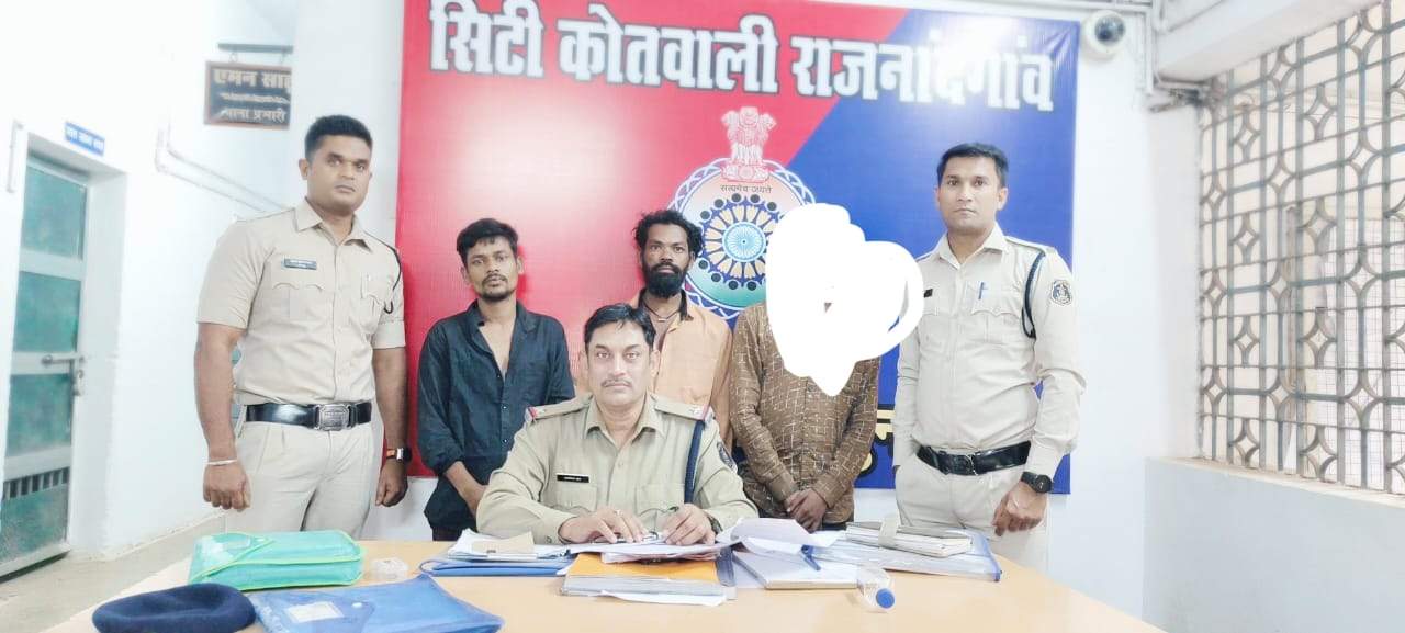 चाकू-डंडा लेकर दौड़ाया, पुलिस ने भेजा जेल सोशल मीडिया पर फैला था वीडियो चाकू-डंडा लेकर दौड़ाया, पुलिस ने भेजा जेल सोशल मीडिया पर फैला था वीडियो
