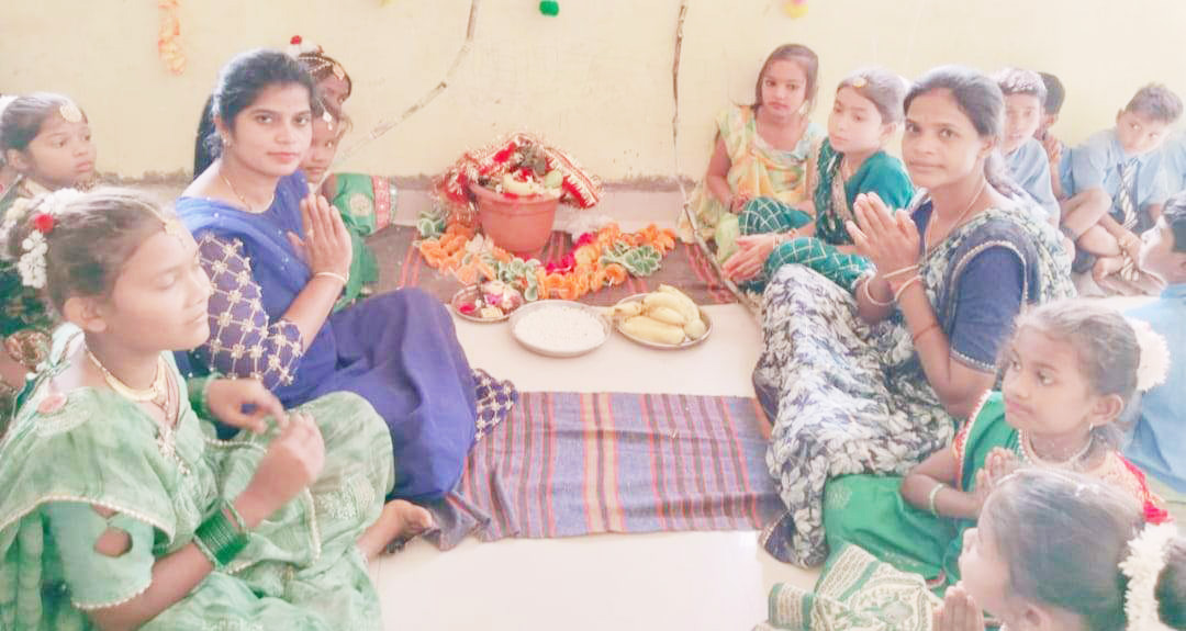 स्कूली बच्चों ने तुलसी का पौधा रोप की पूजा