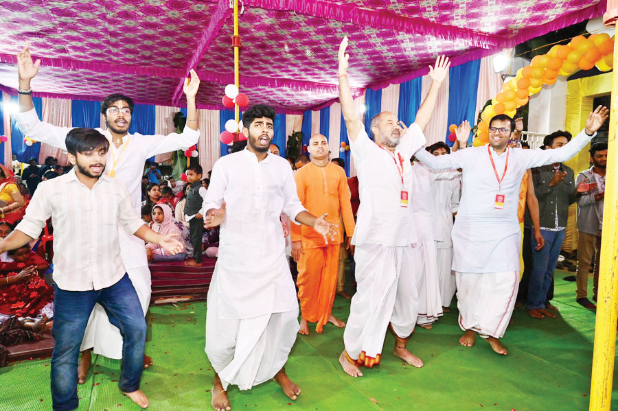 इस्कॉन द्वारा गिरिराज गोवर्धन अन्नकूट महोत्सव