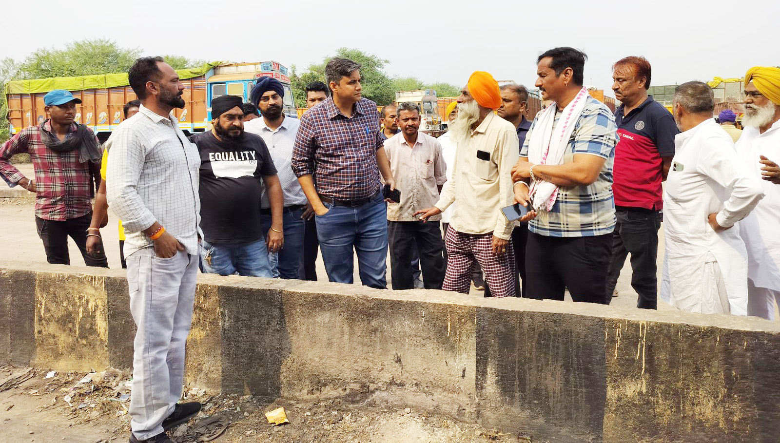 पूर्व सांसद अभिषेक ने जाना ट्रांसपोर्ट की समस्याएं पूर्व सांसद अभिषेक ने जाना ट्रांसपोर्ट की समस्याएं