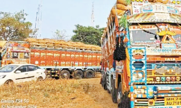 एमपी से दो ट्रकों में 30-30 टन भरकर आया धान
