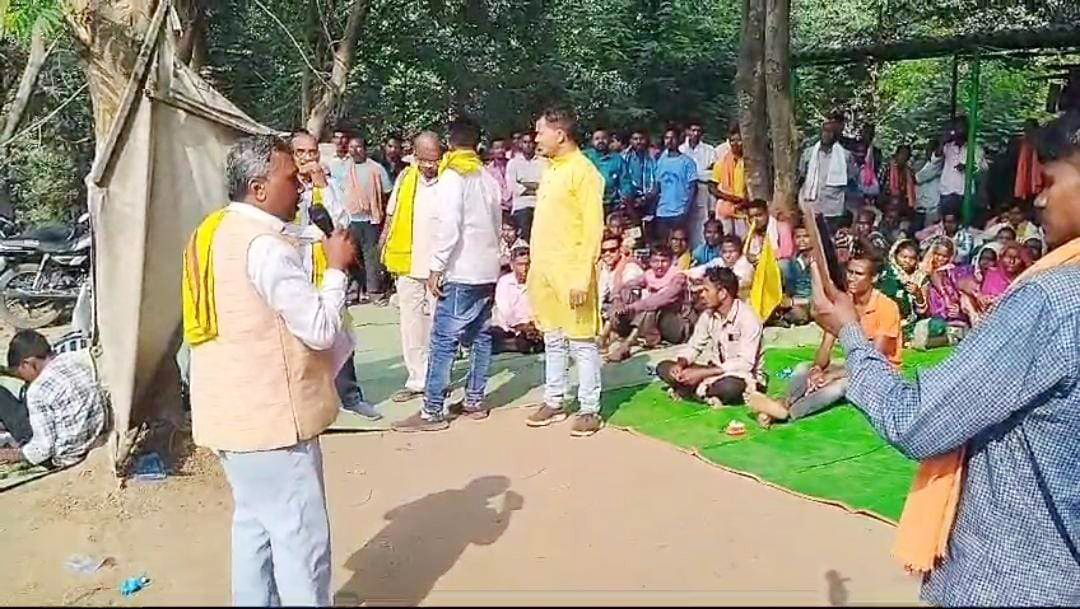 आदिवासी समाज के आंदोलन को टीआई ने बताया नौटंकी, निलंबन की मांग आदिवासी समाज के आंदोलन को टीआई ने बताया नौटंकी, निलंबन की मांग