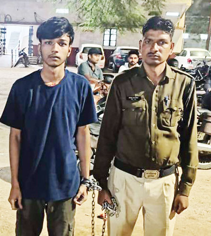 तलवार लहराते आरोपी गिरफ्तार तलवार लहराते आरोपी गिरफ्तार