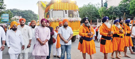 पंच प्यारों की अगुवाई में निकला नगर कीर्तन पंच प्यारों की अगुवाई में निकला नगर कीर्तन
