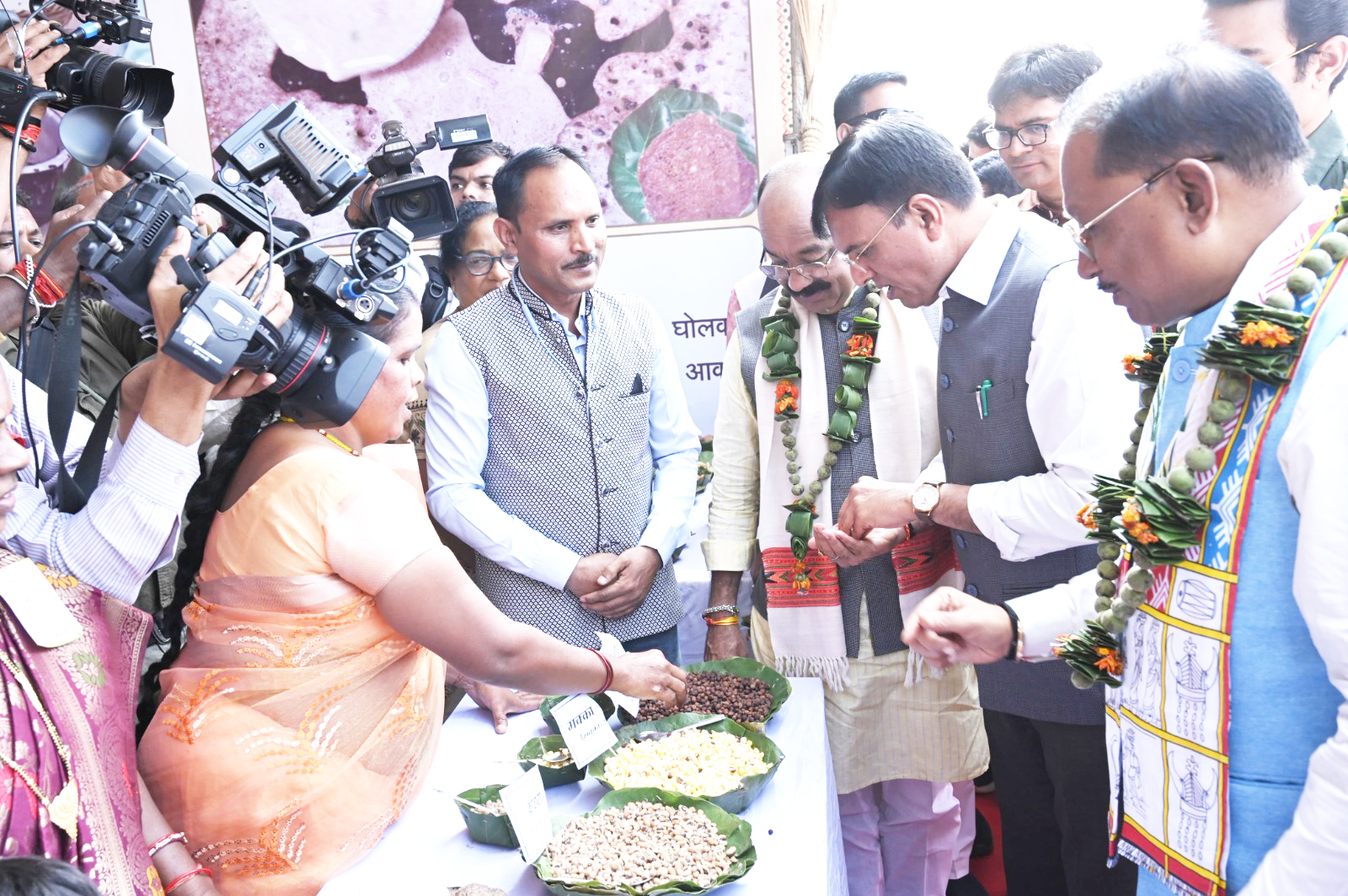भगवान बिरसा मुंडा की जयंती पर ‘माटी के वीर पदयात्रा कार्यक्रम’ शुभारंभ स्थल पर लगाई प्रदर्शनी
