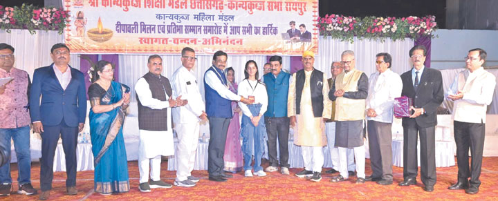 दीपावली मिलन समारोह: समाज के मेधावी छात्र-छात्राओं को गोल्ड व सिल्वर मेडल से किया अलंकृत दीपावली मिलन समारोह: समाज के मेधावी छात्र-छात्राओं को गोल्ड व सिल्वर मेडल से किया अलंकृत