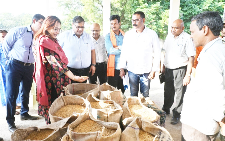 अपर मुख्य सचिव ने धान खरीदी केन्द्रों का किया निरीक्षण