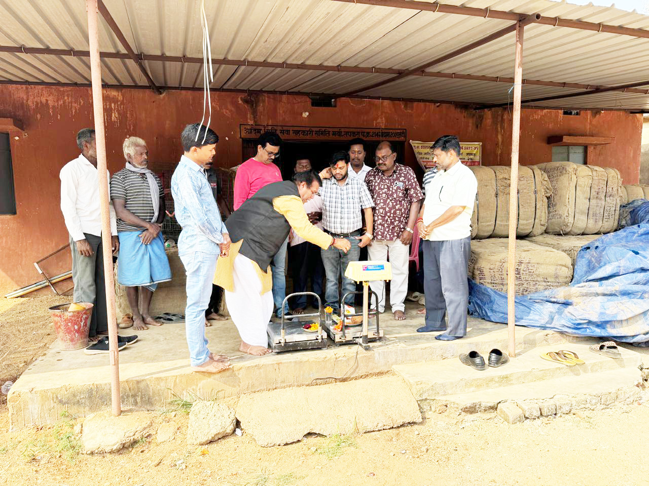 धान खरीदी शुरु, इलेक्ट्रॉनिक तौल  यंत्र व अन्य उपकरणों की पूजा