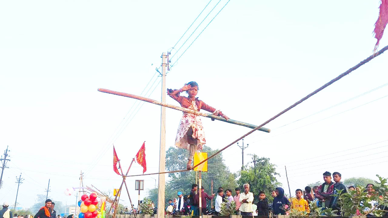 खेल-तमाशा देखने लगी रही भीड़