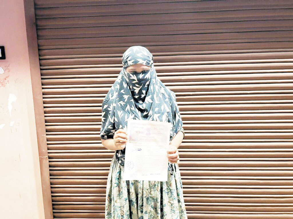 पति की नौकरी बचाने लगाया था रेप का आरोप