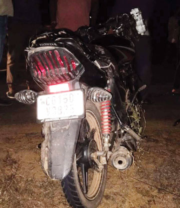 डिवाइडर से टकराई बाइक, चालक की मौत