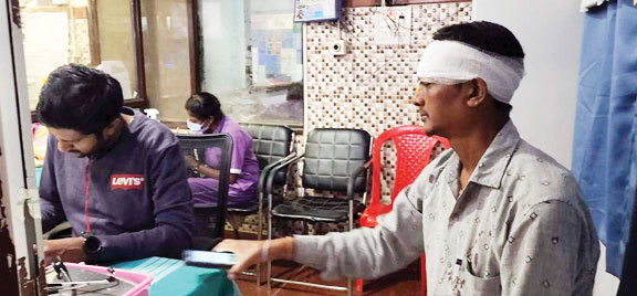 पूर्व मंत्री के बेटे ने कार को मारी टक्कर चालक फरार, पुलिसकर्मी घायल