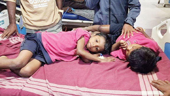 दुपहिया की टक्कर, दो स्कूली बच्चे समेत 5 घायल