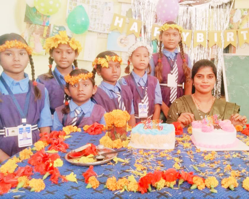 आनंद मेला में बच्चों ने गुपचुप, पोहा, इडली के लगाए स्टॉल