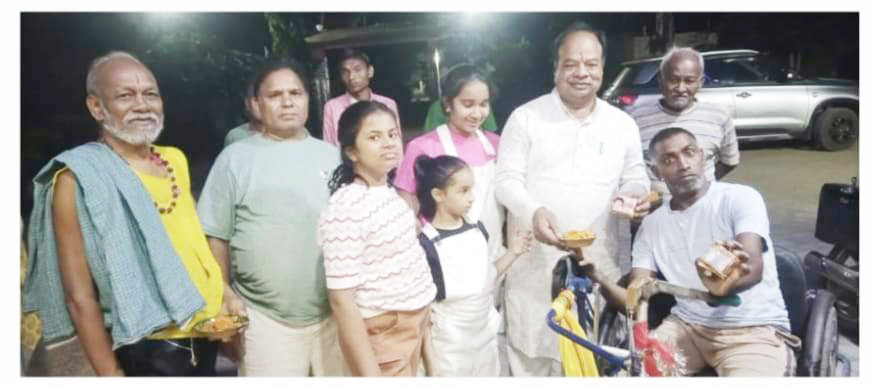 वृद्धाश्रम में बच्चों ने मनाया बाल दिवस