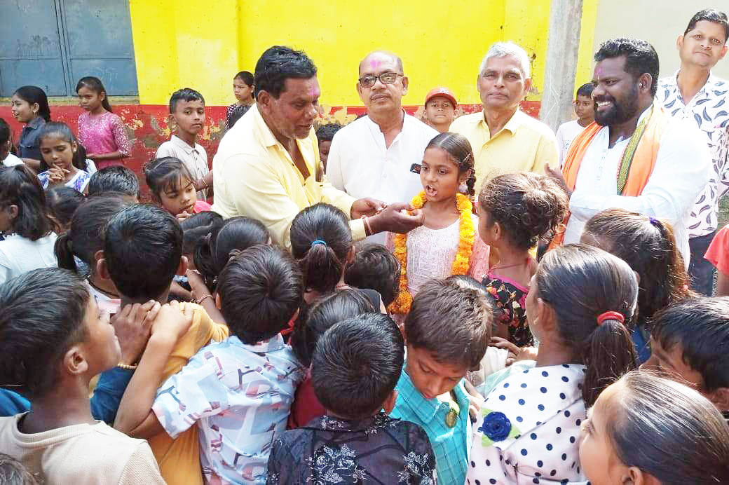 बाल दिवस पर बच्चों को खिलाई मिठाई