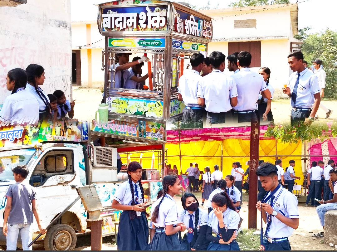 आत्मानंद स्कूल में आनंद मेला  