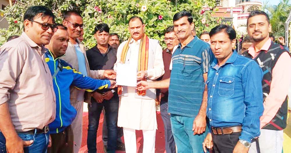 लंबित मांगों को लेकर कर्मचारियों ने की स्वास्थ्य मंत्री से चर्चा लंबित मांगों को लेकर कर्मचारियों ने की स्वास्थ्य मंत्री से चर्चा