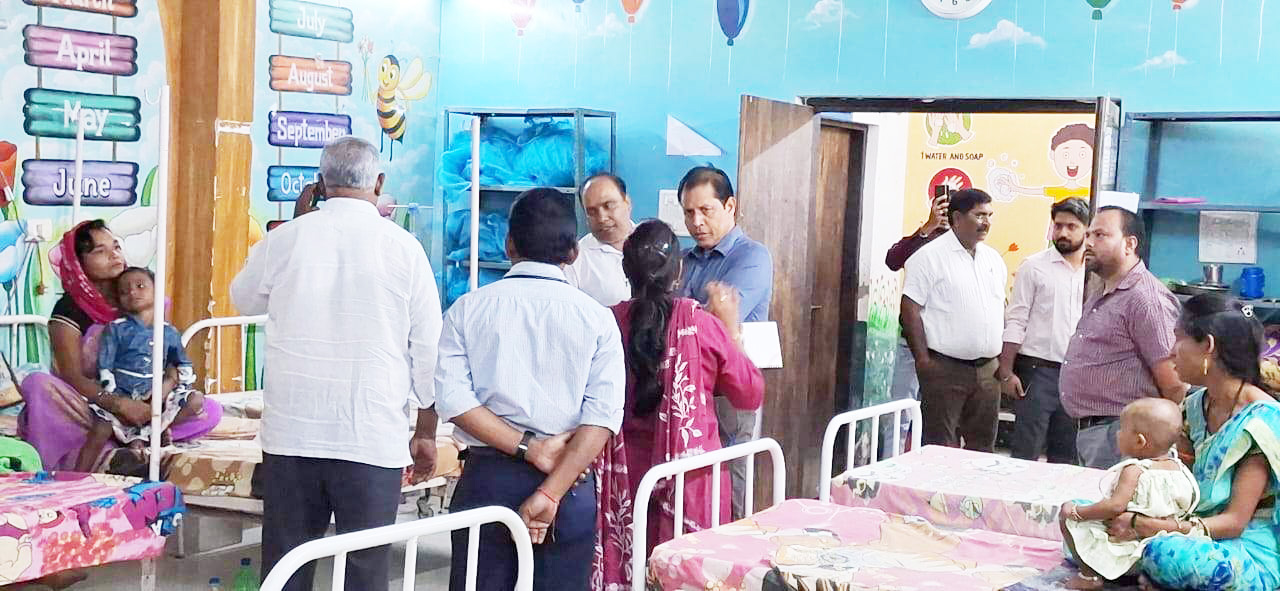 कलेक्टर सामुदायिक अस्पताल के व्यवस्था का निरीक्षण किया