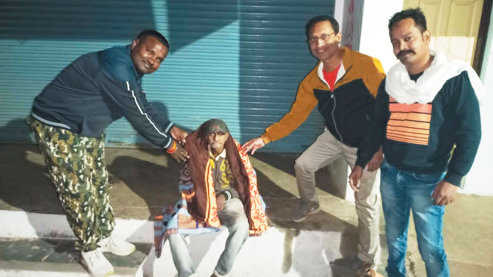 यूथ प्रेस वेलफेयर फाउंडेशन ने ठंड से ठिठुरते लोगों को ओढ़ाया कंबल