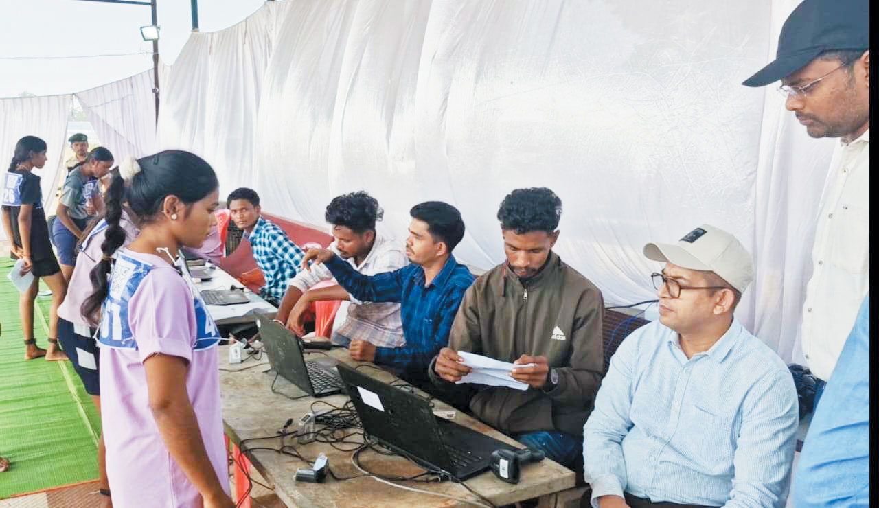 वनरक्षक भर्ती प्रक्रिया सवालों के घेरे में, कवरेज करने गये पत्रकारों से उलझे उपनिदेशक