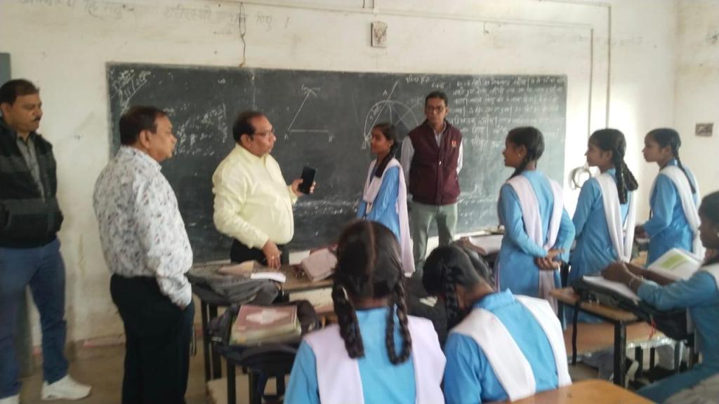 पढ़ाने के बजाय बाहर बैठ गप्पेबाजी, शिक्षकों को शो-कॉज नोटिस