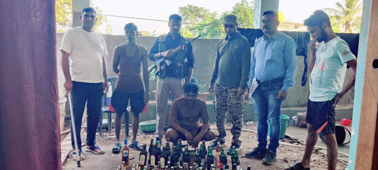 सेल्समेन के घर से शराब जब्त