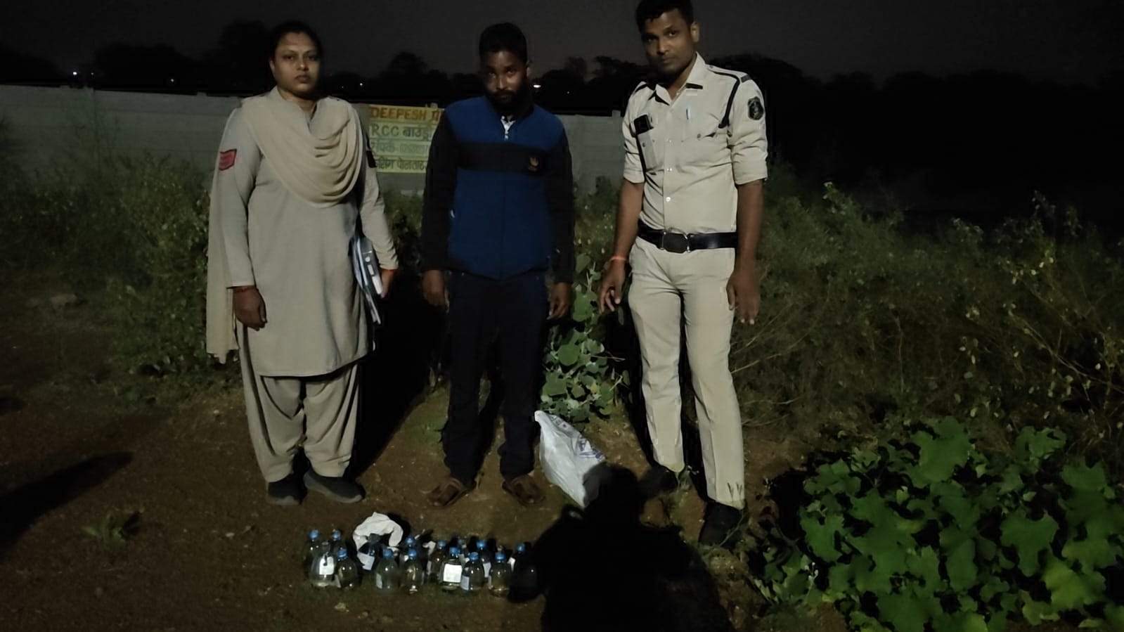 अवैध रूप से शराब बेचते आरोपी पकड़ाया अवैध रूप से शराब बेचते आरोपी पकड़ाया