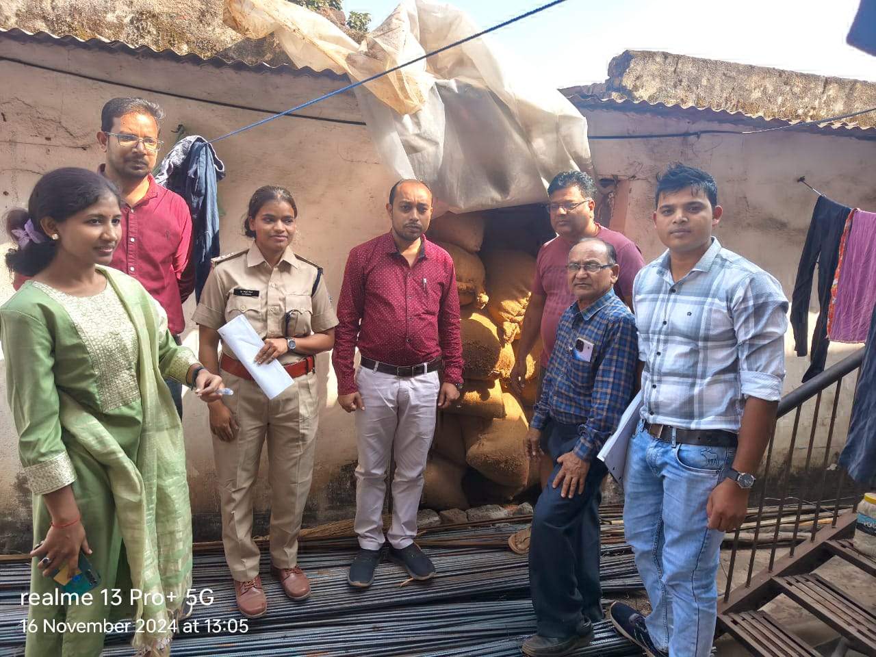 छापेमारी के दौरान 580 बोरी धान जब्त