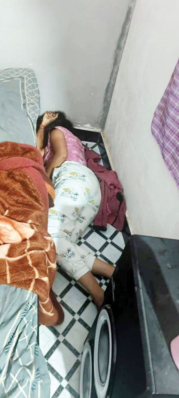 बेटे के कमरे में मिली युवती की लाश, तलाश बेटे के कमरे में मिली युवती की लाश, तलाश