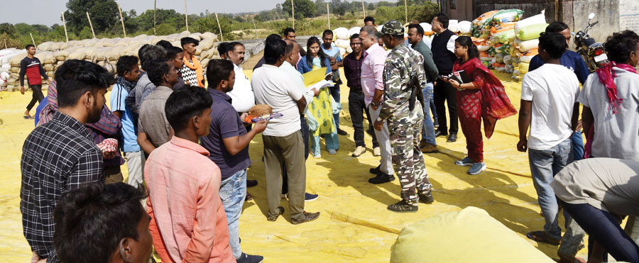 चांदो समिति में महिला किसान के साथ टोकन कटने तक खड़े रहे कलेक्टर