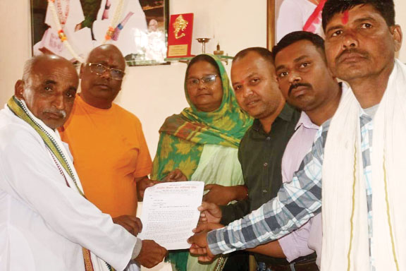 भारतीय किसान संघ ने जीएम फसल से होने वाले नुकसान को लेकर सांसद को सौंपा ज्ञापन