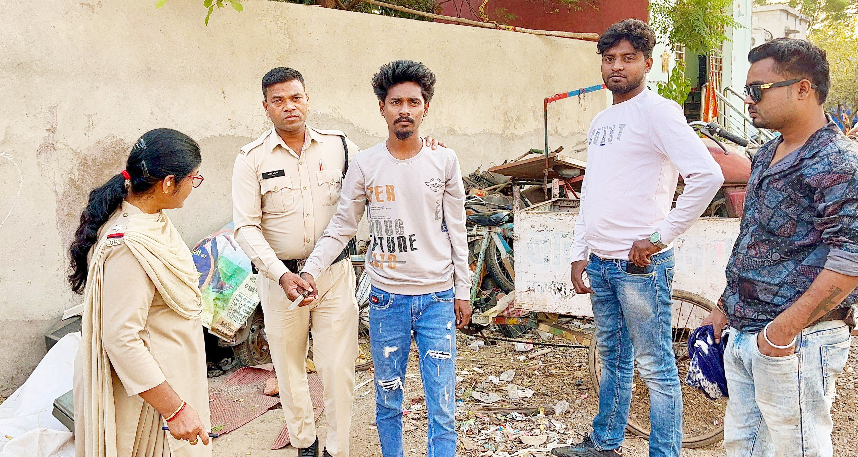चाकू दिखाकर डराने-धमकाने वाला युवक पकड़ाया चाकू दिखाकर डराने-धमकाने वाला युवक पकड़ाया