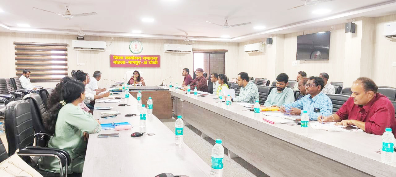 कलेक्टर ने की विकास कार्यों की समीक्षा कलेक्टर ने की विकास कार्यों की समीक्षा