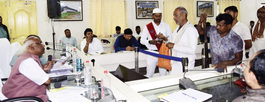 आमजन से सीधे संवाद करने जनदर्शन में पहुंचे सांसद चिंतामणि