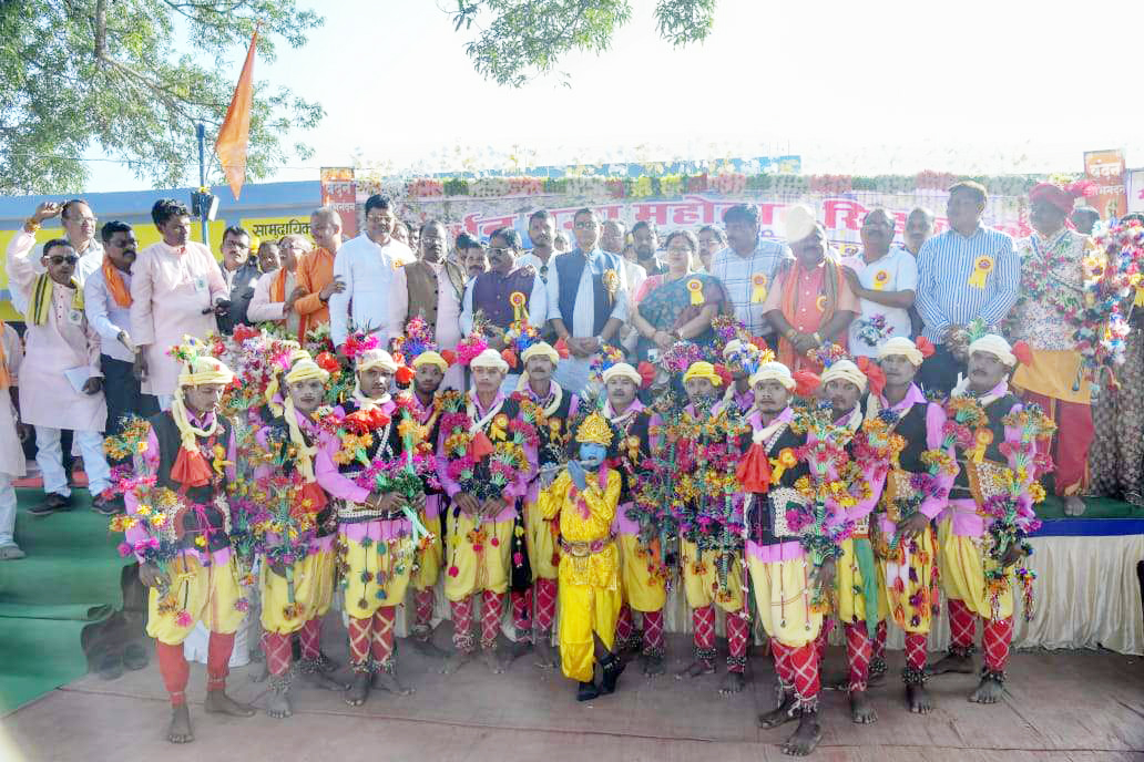 गोवर्धन पूजा में राउत नाचा की धूम