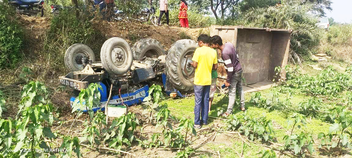 ट्रैक्टर-ट्रॉली पलटी, चालक की मौत