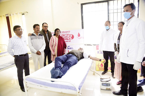 स्वैच्छिक रक्तदान शिविर: कलेक्टर सहित अधिकारी-कर्मचारियों ने बढ़-चढक़र किया रक्तदान