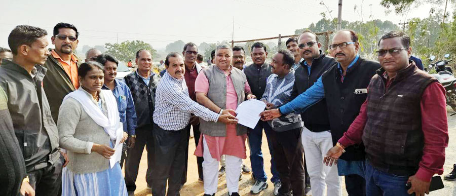 मांगों को ले शिक्षक संघर्ष मोर्चा ने विधायक को सौंपा ज्ञापन