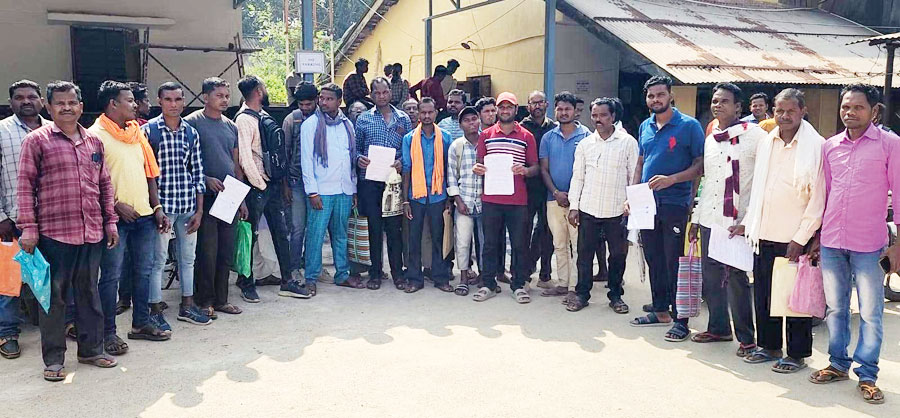 तहसील कार्यालय में किसानों की भीड़, रकबा कटौती पर जताई नाराजगी तहसील कार्यालय में किसानों की भीड़, रकबा कटौती पर जताई नाराजगी