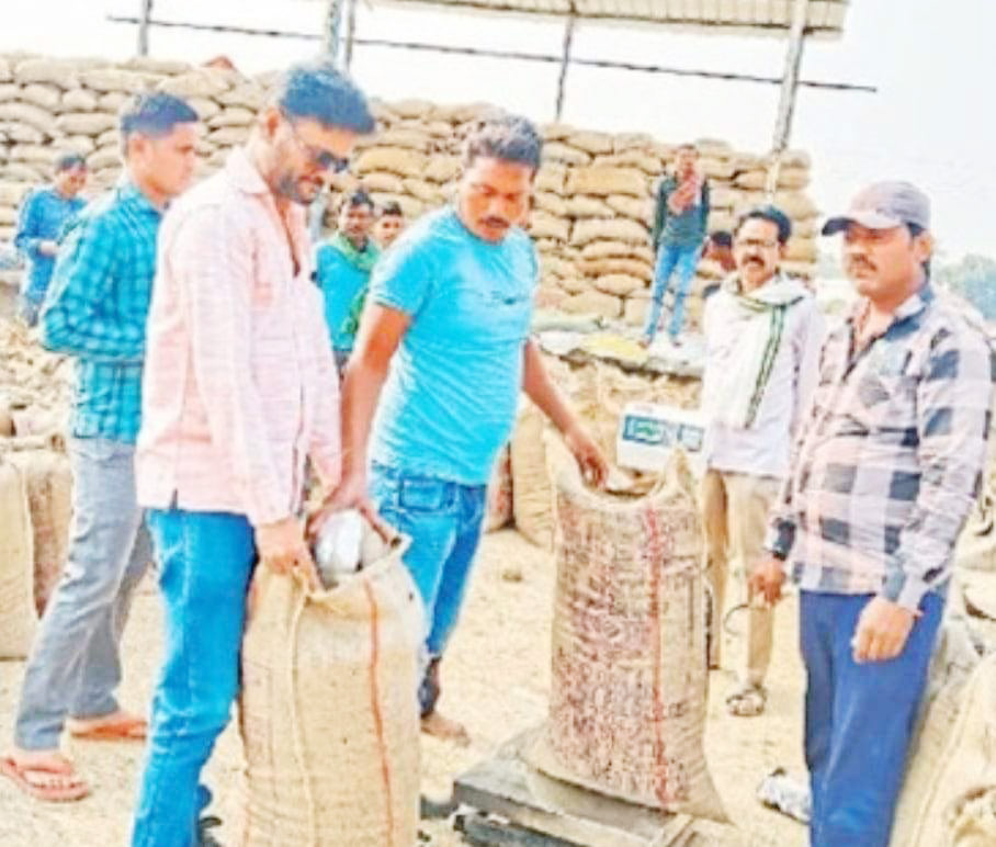 सर्वर की समस्या के चलते किसान  नहीं ले पा रहे टोकन, हुए परेशान