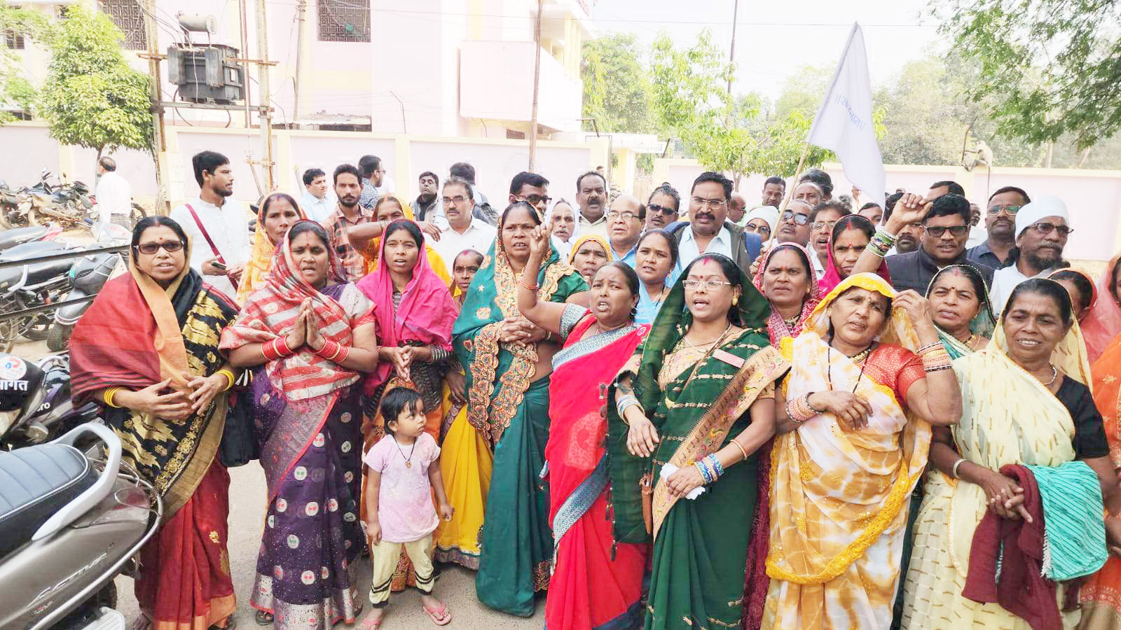 हमला करने वालों पर हो कार्रवाई हमला करने वालों पर हो कार्रवाई