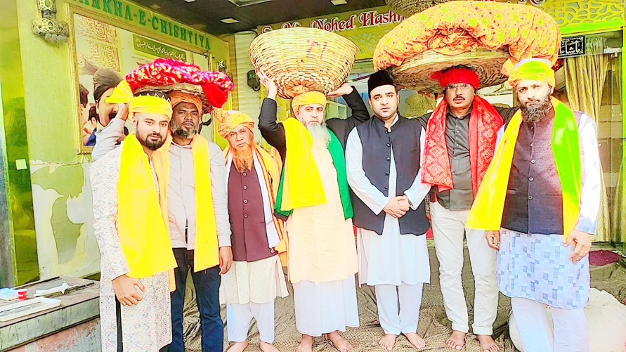 हफीज ने चादर चढ़ाकर मांगी दुआ हफीज ने चादर चढ़ाकर मांगी दुआ