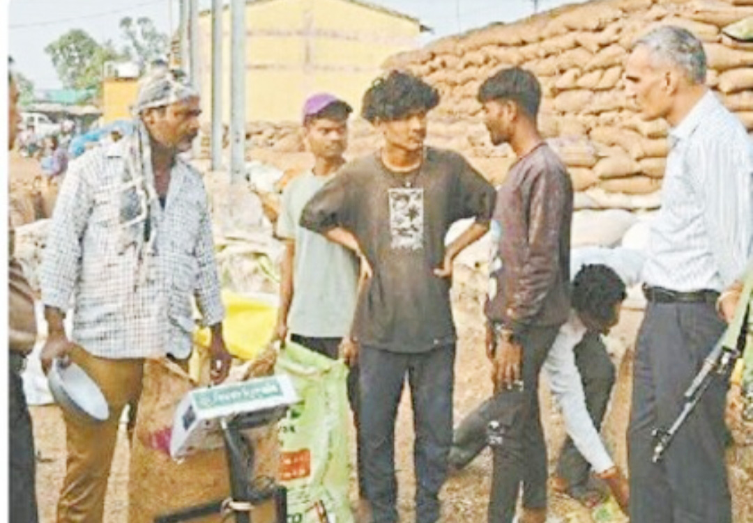 कलेक्टर ने धान बेचने आए किसानों से बातचीत की