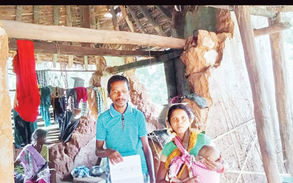 हाथी प्रभावित ग्रामीण मुआवजा पाने 1 वर्ष से लगा रहे चक्कर