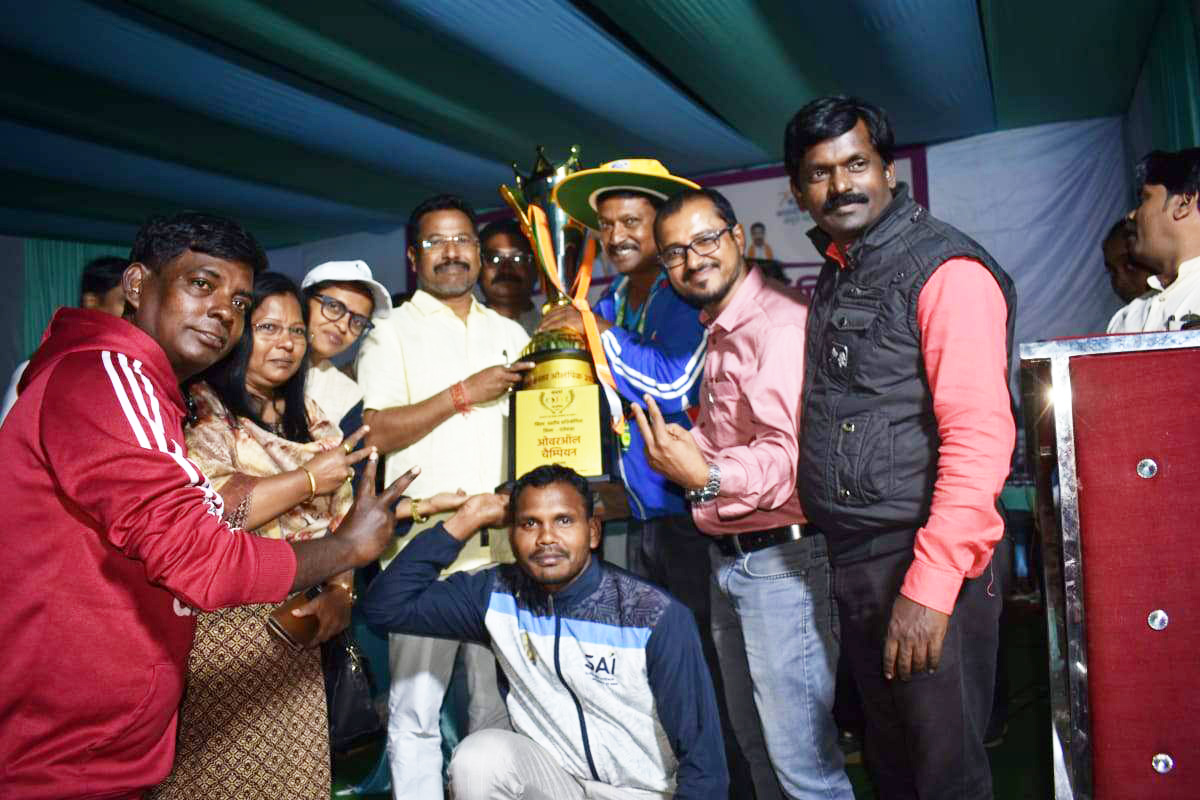विधायक ने विजेताओं को दिए ईनाम 