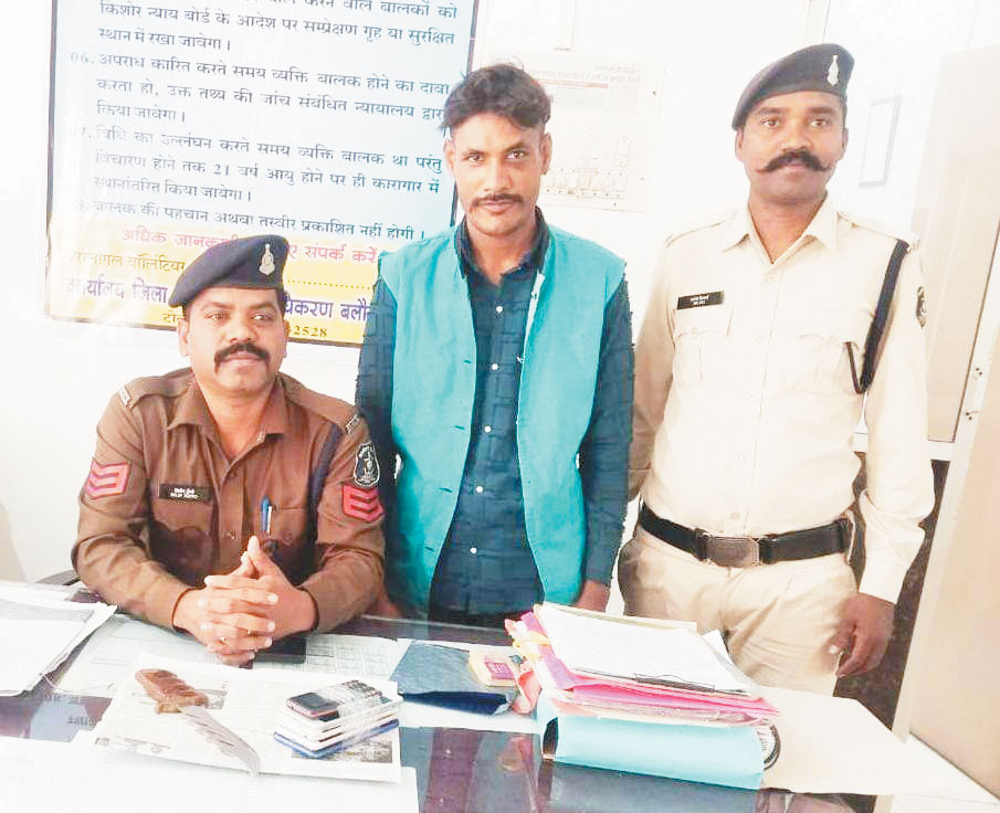 चाकू लेकर घूमते आरोपी गिरफ्तार