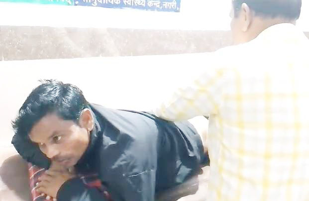 ड्यूटी से घर लौटते सहायक आरक्षक को बदमाशों ने मारा चाकू, 4 टांके लगे