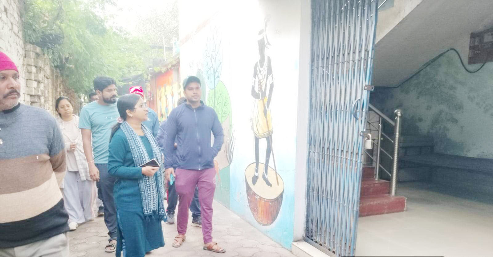 आयुक्त ने बस स्टैंड में गंदगी देखी, बैठक की सुविधा नहीं, अफसरों को फटकार